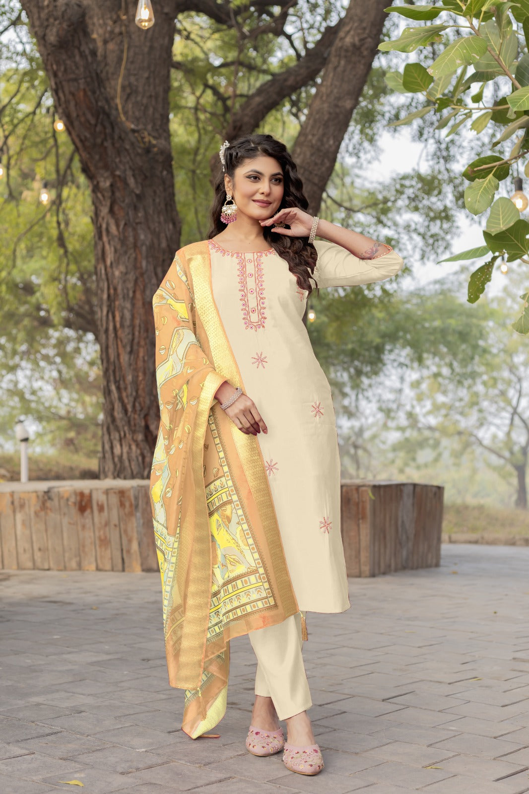 Women Ethnic Motifs Embroidered Regular Kurta Pant With Dupatta